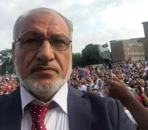 L'imam sgrida Salvini: "Basta baciare il rosario"