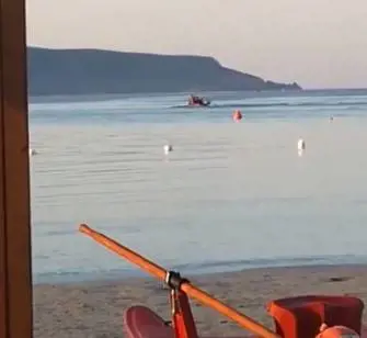 Sardegna, clandestini sbarcano col barchino e vanno a fare colazione al bar