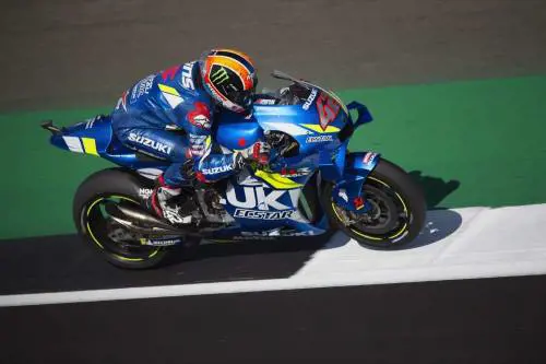 Motogp, Silverstone: Rins beffa Marquez nel finale. Quarto Rossi