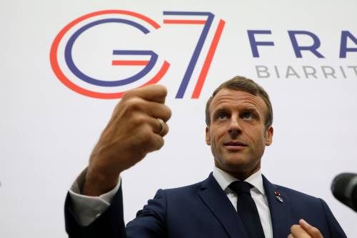 L'ultima di papà Macron: lo Stato sarà babysitter