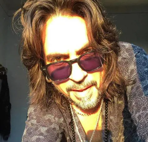 Francesco Sarcina svela: "Ho sniffato le ceneri di mio padre come Keith Richards"