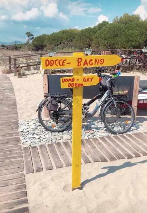 "Bagno uomo, gay, donna", il cartello al mare fa infuriare l'Arcigay