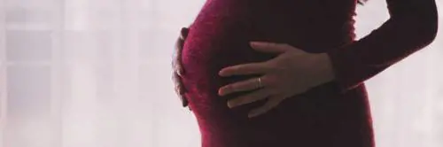 Aggredita dal compagno, donna incinta incolpa uno sconosciuto