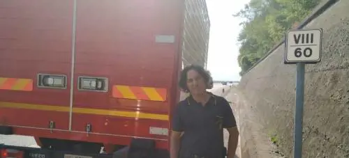 Bimbo rischia di morire soffocato da una banana: vigile del fuoco lo salva