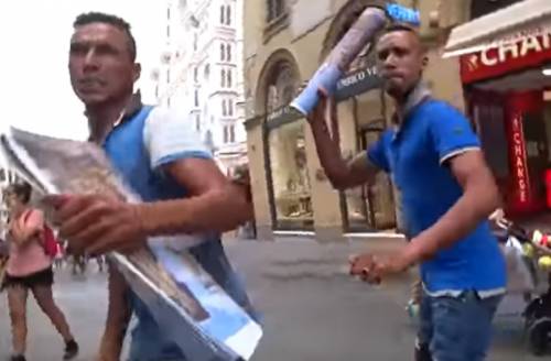 Youtuber a Firenze smaschera truffa a turisti: malmenato dagli abusivi