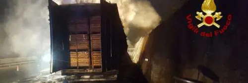 Semirimorchio in fiamme: traffico in tilt sull’autostrada Napoli-Bari