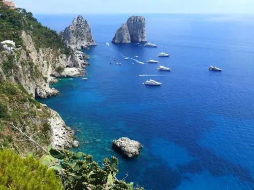 Furto milionario nel Golfo di Napoli: turista denuncia il furto di gioielli per 2 milioni di euro