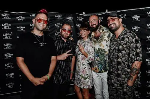 Boomdabash: "Sul palco le fan ci tirano indumenti intimi"