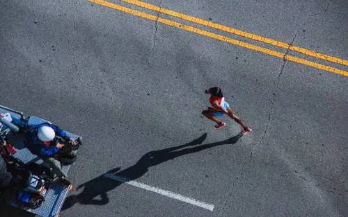 Gara di triathlon, guidatrice investe un organizzatore. Aveva fretta