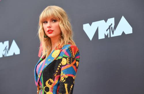 Agli MTV VMA John Travolta scambia una drag queen per Taylor Swift