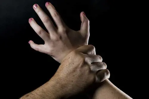 "Aiuto, mia moglie sta male". La trappola e poi lo stupro
