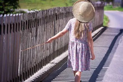 Bimba di 4 anni trovata dai vigili: era scappata dai genitori