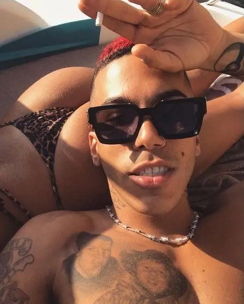 Sfera Ebbasta posta il lato b di un'amica: "Poteva farsi i peli..."