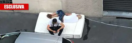 Degrado a Milano: in via Ricordi dormono per strada con materasso