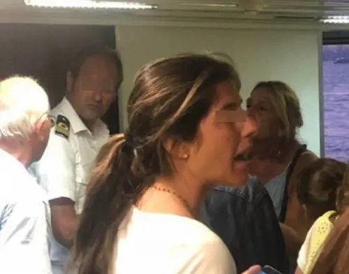 I passeggeri inferociti con il comandante