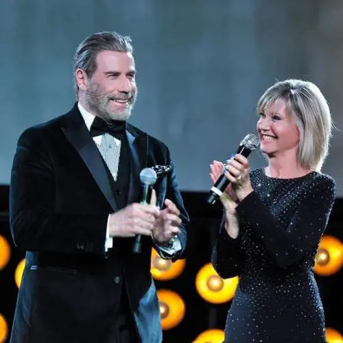 John Travolta sostiene Olivia Newton-John nella lotta contro il cancro: "Sono orgoglioso di lei"