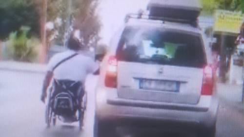 Disabile in carrozzina trainato da una vettura in mezzo al traffico