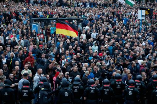 Germania, polizia contro governo: "Non fa nulla per fermare i raid anti migranti"