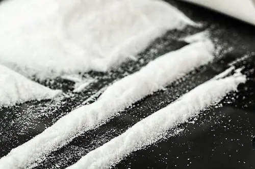 Sacerdote si sente male dopo aver assunto cocaina mentre accompagna alunni in gita