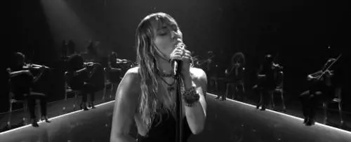 Miley Cyrus commuove i fan con "Slide Away": un addio a Liam Hemsworth?