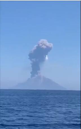 Isola ricoperta di cenere dopo nuova esplosione: "Stromboli è sorvegliato"