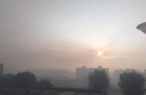 Terra dei fuochi, la nube di fumo sul centro abitato