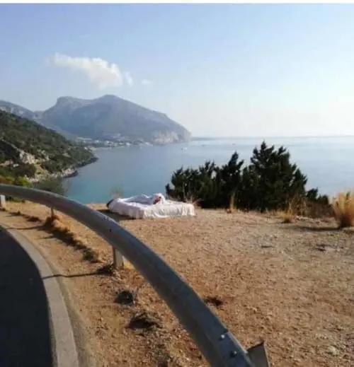 Materasso vista mare sulla piazzola in strada: multata coppia di turisti