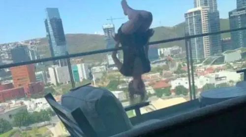 Cade dal balcone mentre fa yoga: 23enne si rompe 110 ossa