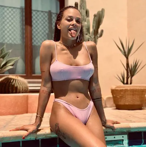 Silvia Provvedi infiamma la rete. Gli hater: "Brutta cafona!”