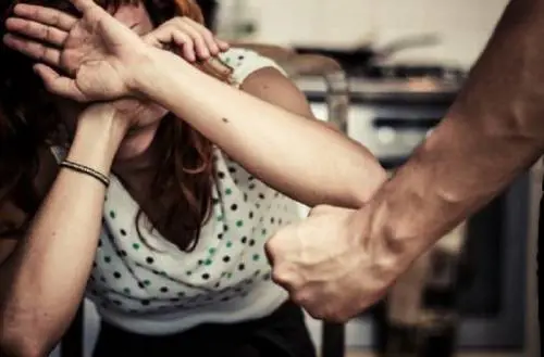 Torna ubriaco e picchia moglie e figli: la furia dell'indiano