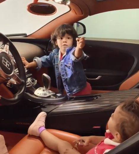 Le figlie di Cristiano Ronaldo a bordo della sua Bugatti, ma lui non c’è