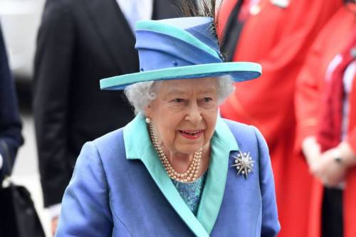La regina Elisabetta insegna l’etichetta reale a Lewis Hamilton