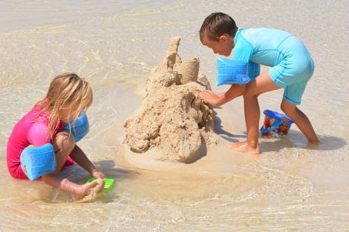 Venezia, vietato fare castelli di sabbia sulla battigia: "Motivi di sicurezza"