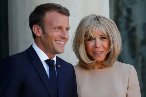 Brigitte Macron insegnerà letteratura ai disoccupati