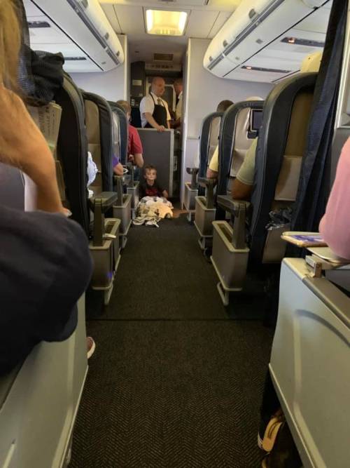 Bimbo autistico non vuole stare seduto in aereo: a bordo lo coccolano tutti