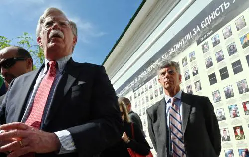 E Bolton "bombarda" Trump