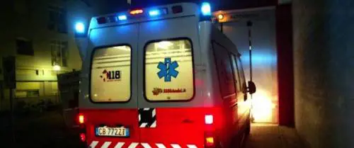Caserta, magrebino fa autolesionismo in strada: intergono i militari