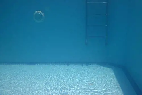 Bambina muore in piscina, risucchiata dalla pompa