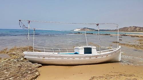 Le barche abbandonate sulle spiagge dell'Agrigentino