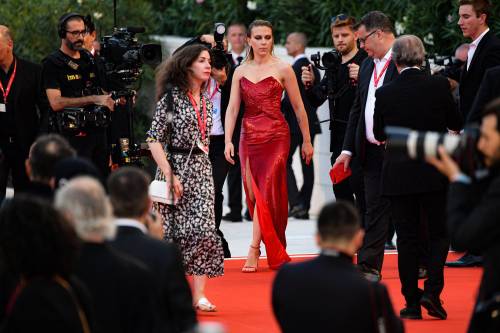 Scarlett Johansson incanta il carpet del Festival di Venezia 