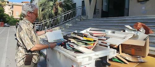 Bordighera: la scuola butta centinaia di libri nella spazzatura