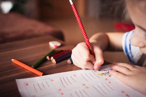 Scuola, ore piccole e junk food: i consigli dei pediatri