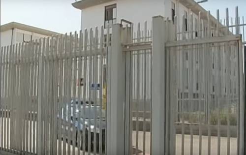 Taranto, detenuto straniero ferisce agente con una lametta