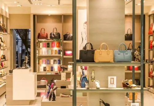 Arrestata Lady Shopping. Faceva acquisti con carte di credito rubate