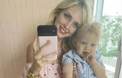 Chiara Ferragni posta un video con Leone ma viene massacrata dai fan