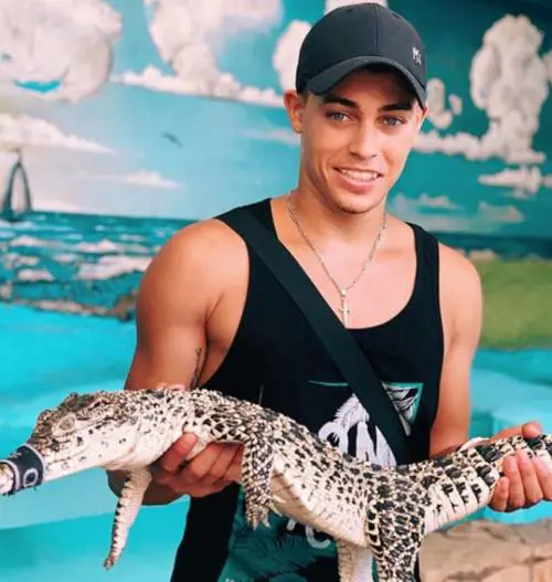 Amici, Einar Ortiz affranto per la foto con il coccodrillo: "Non ho fatto niente di male"