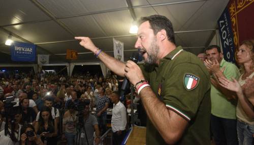 Salvini boccia il governo dell'inciucio: "Se 5S e Pd riaprono i porti fanno male all'Italia"