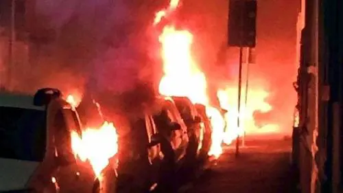 Brucia 18 automobili a Milano. Preso piromane seriale