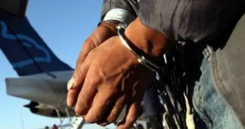 Caserta, scappa in slip e canottiera dal balcone: arrestato ed espulso albanese clandestino