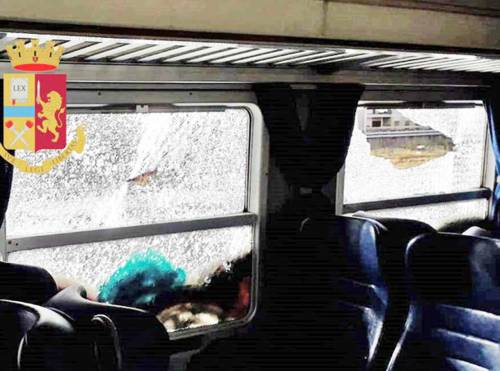 Vandali sul treno: così devastano la carrozza